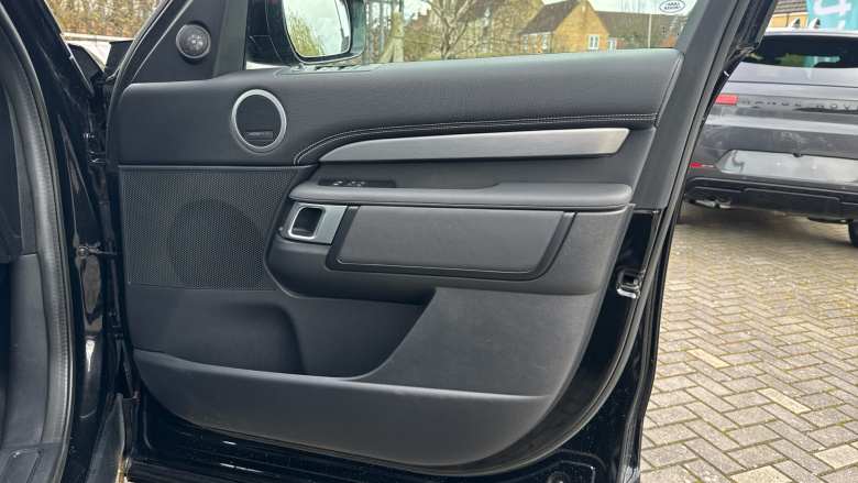 Land Rover Discovery 3.0 D300 R-Dynamic SE 5dr Auto Diesel Station Wagon